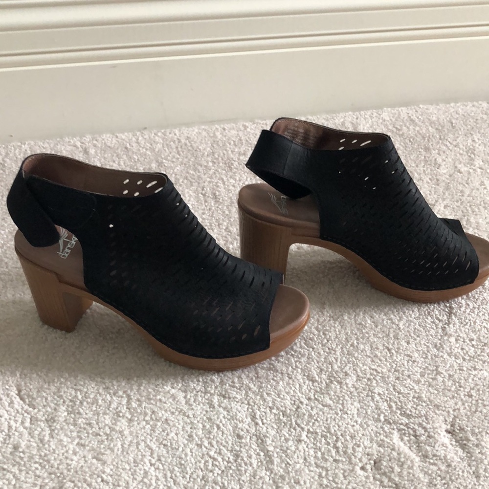 Woman’s open toe Dansko black sandal. Only worn once. - Picture 2 of 5